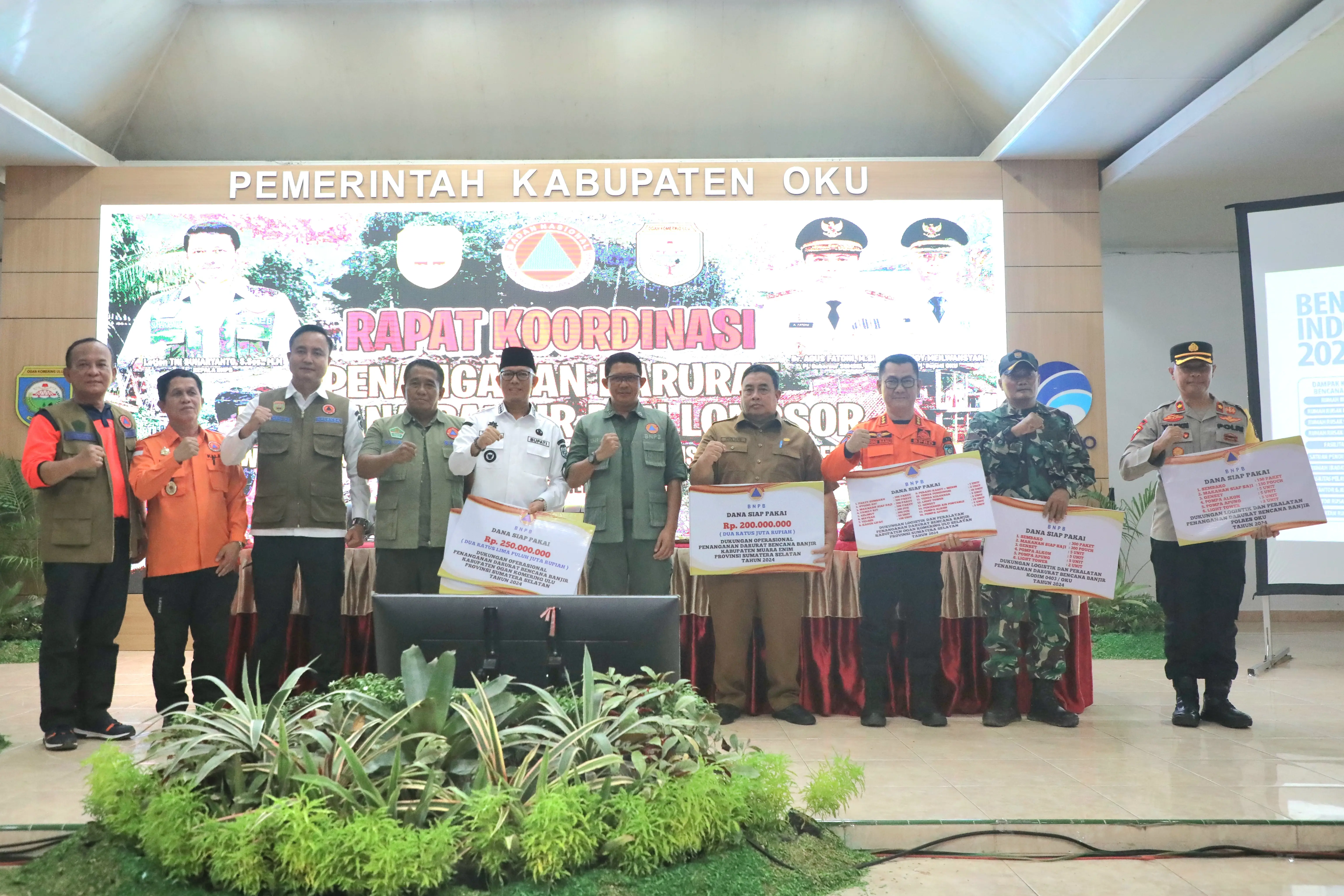 Usai memimpin rapat koordinasi penanganan darurat bencana banjir di Kabupaten OKU dan daerah lain di wilayah Sumatra Selatan, Kepala BNPB menyerahkan dukungan dana siap pakai sejumlah 250 juta rupiah masing-masing kepada Pemerintah Kabupaten OKU dan Pemerintah Kabupaten OKU Selatan, serta 200 juta rupiah kepada  Pemerintah Kabupaten Muara Enim.